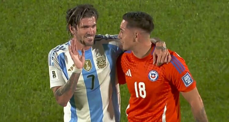 Rodrigo Echeverría muy feliz con Rodrigo de Paul en el Chile vs Argentina.