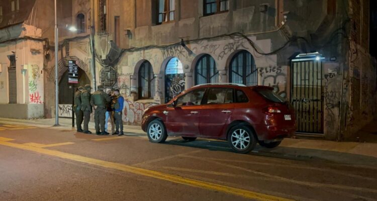 Detienen a 5 sujetos que portaban sables y pistolas en Santiago: atacaron a pareja en la calle