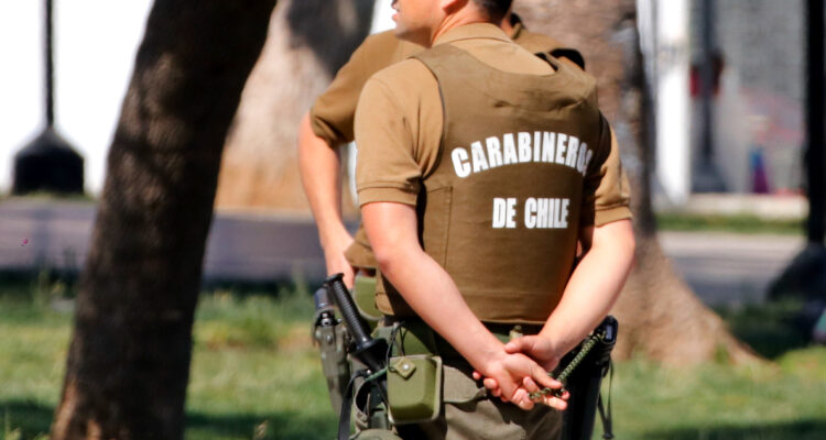Tres detenidos tras confuso altercado con carabineros: agredieron a los policías tras ser fiscalizados
