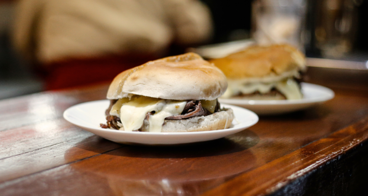 Este lunes es el Día del Barros Luco: cuál es la historia y cómo preparar este tradicional sándwich