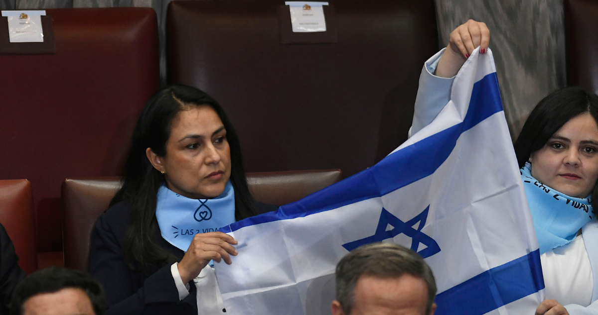 Parlamentarias del Partido Social Cristiano llegan con bandera de Israel a Cuenta Pública de Boric