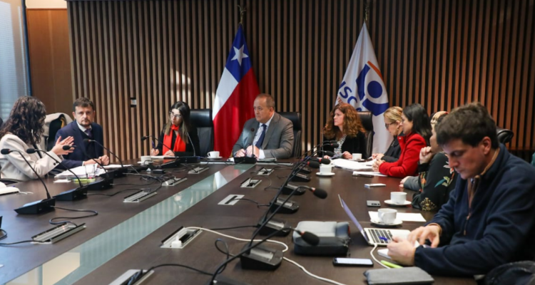 Diputados entregan informe de la CEI sobre terapias hormonales a Fiscalía para que evalúe delitos