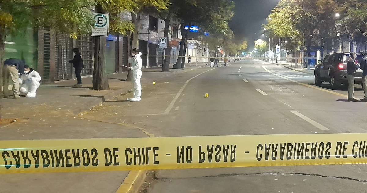 Peatón queda en riesgo vital tras ser baleado por pistolero en bicicleta en Santiago
