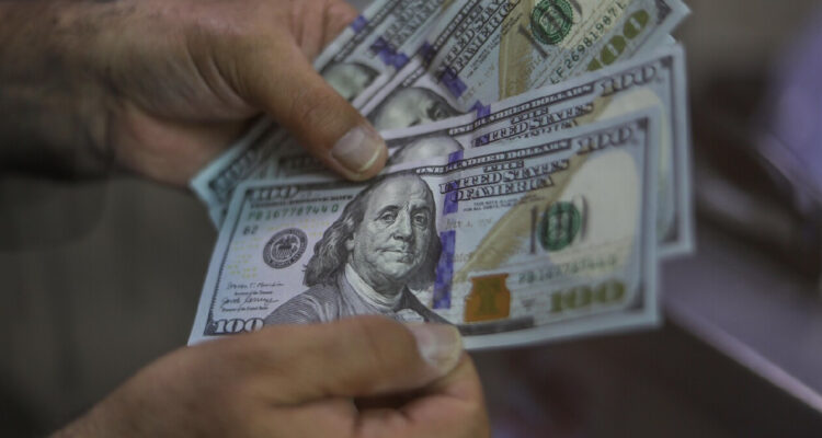 Dólar cae y rodea los $936 en la mañana tras la victoria de Jeannette Jara en las primarias