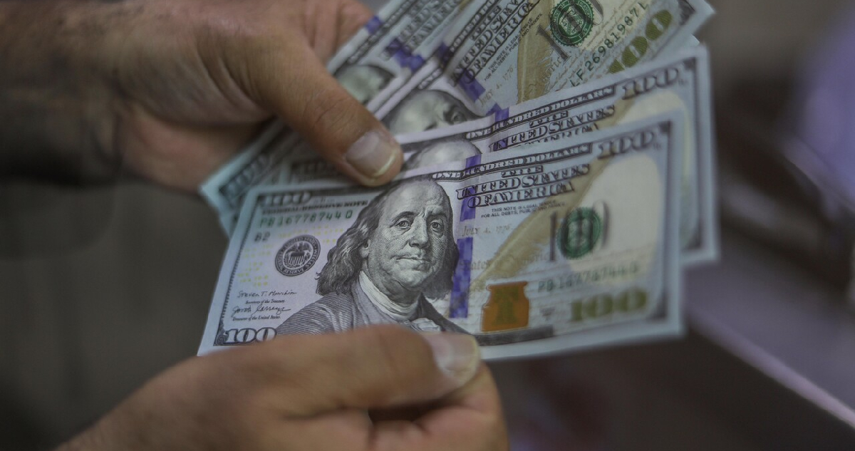 El dólar ronda los $930 mientras el índice del billete anota mínimos desde 2022 por los aranceles