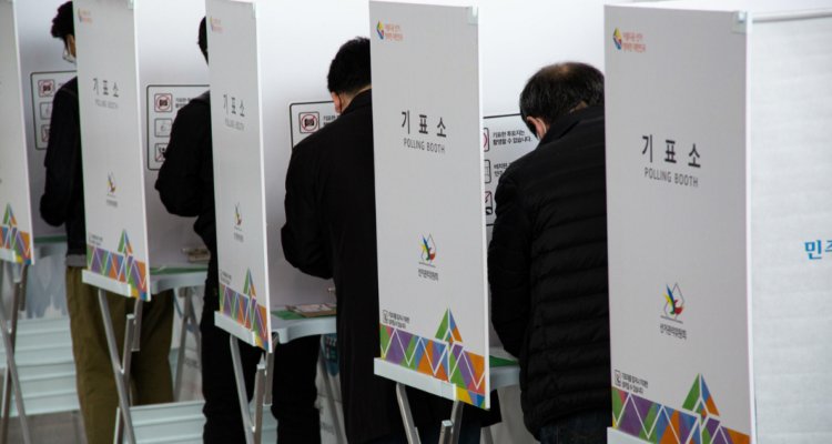 Abren los colegios electorales para las elecciones presidenciales anticipadas en Corea del Sur