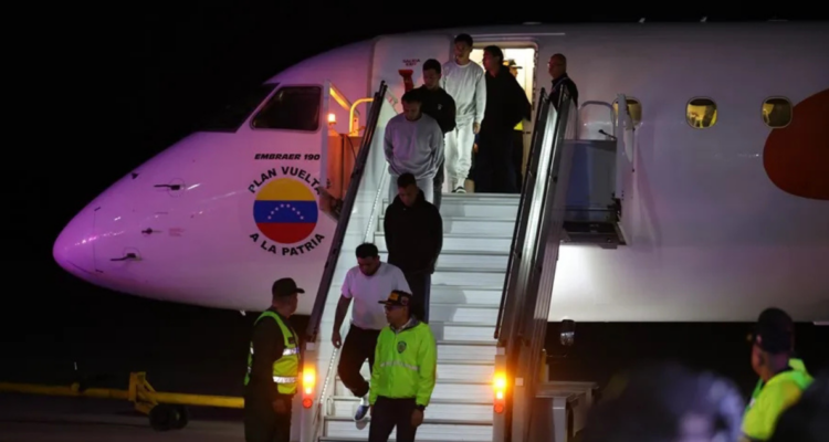 Llega a Caracas un avión con más de 130 venezolanos repatriados desde Estados Unidos