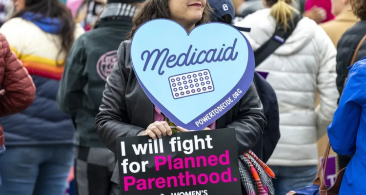 Polémica en EEUU: Supremo permite a estados quitar fondos a la mayor red de salud reproductiva