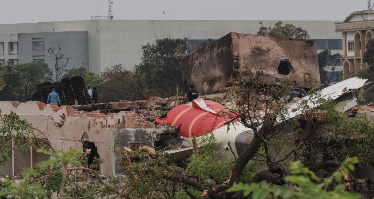 Tragedia de Air India: hallan caja negra del avión en la azotea de un edificio