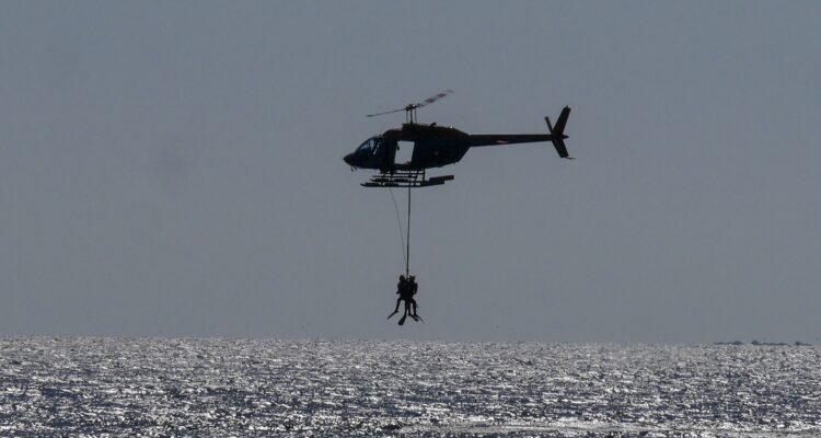 Helicóptero con dos personas en cuerda