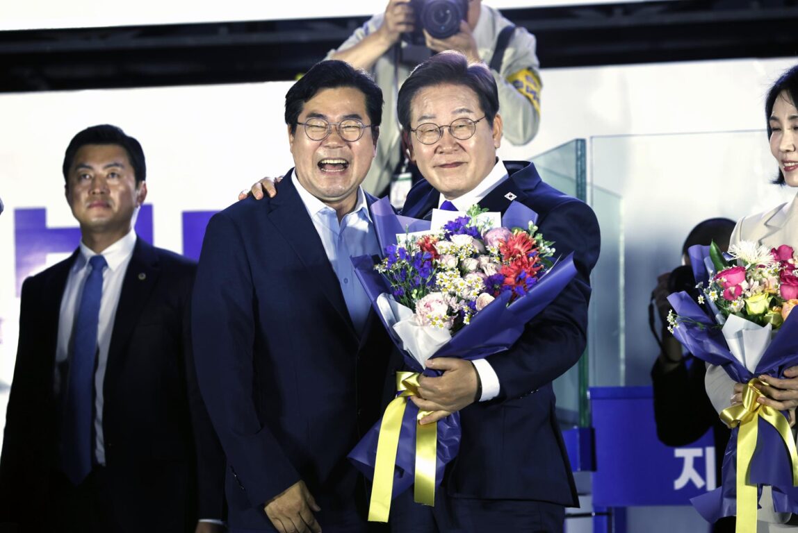 El líder interino del Partido PD, Park Chan-dae (i), y Jae-myung (d) del Partido Demócrata 
