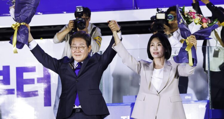 Lee Jae Myung celebra suy triunfo con su esposa Kim Hye-kyung | EFE