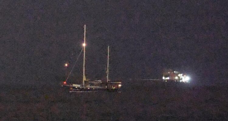 Buques de la Armada israelí escoltan al buque Madleen en el puerto de Ashdod