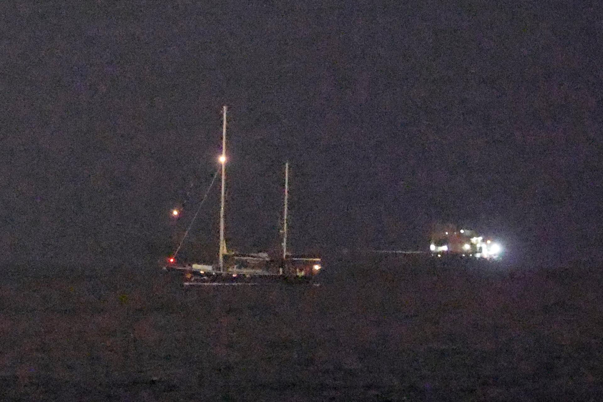Buques de la Armada israelí escoltan al buque Madleen en el puerto de Ashdod