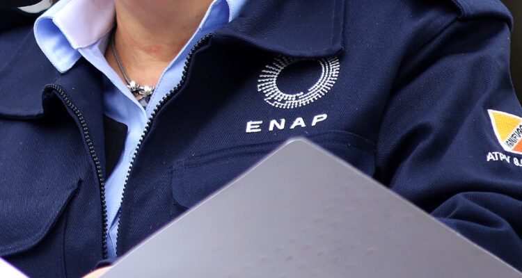 Enap desvincula a 44 trabajadores por viajes al extranjero con licencia médica