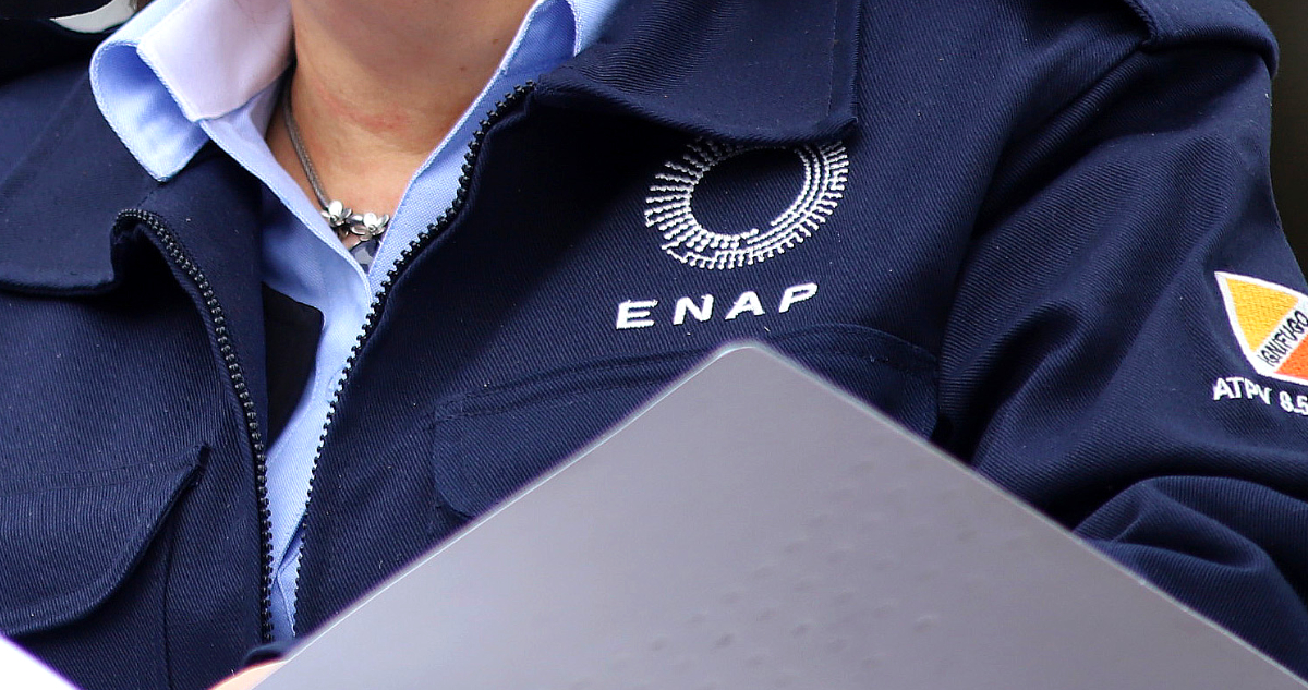 Enap desvincula a 44 trabajadores por viajes al extranjero con licencia médica