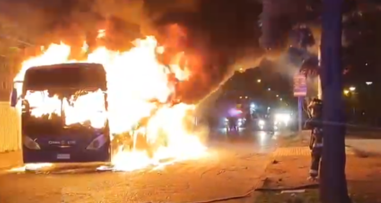 Encapuchados incendian bus del transporte público en Conchalí: huyeron en dirección desconocida