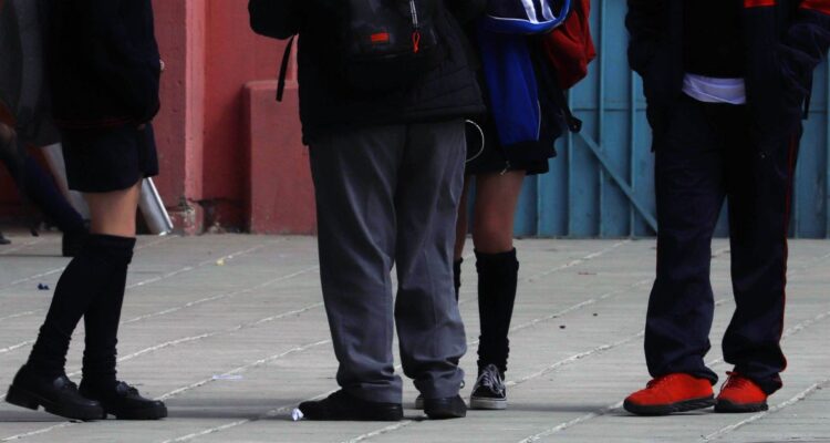 Cómo identificar el consumo de drogas en tus hijos: doctora entrega 6 señales para estar alerta