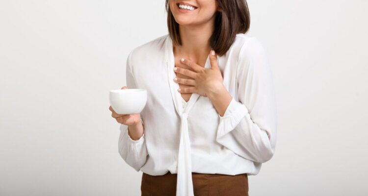 De acuerdo a un nuevo estudio de la Universidad de Harvard, el consumo regular de café ayuda a las mujeres a envejecer saludablemente, o sea, vivir hasta los 70 años o más, sin enfermedades crónicas graves y sin limitaciones físicas, mentales o cognitivas.