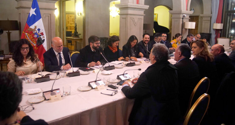 Etcheverry destaca “buen ánimo” en Cerro Castillo: Cuenta Pública y presencia DC marcan cónclave