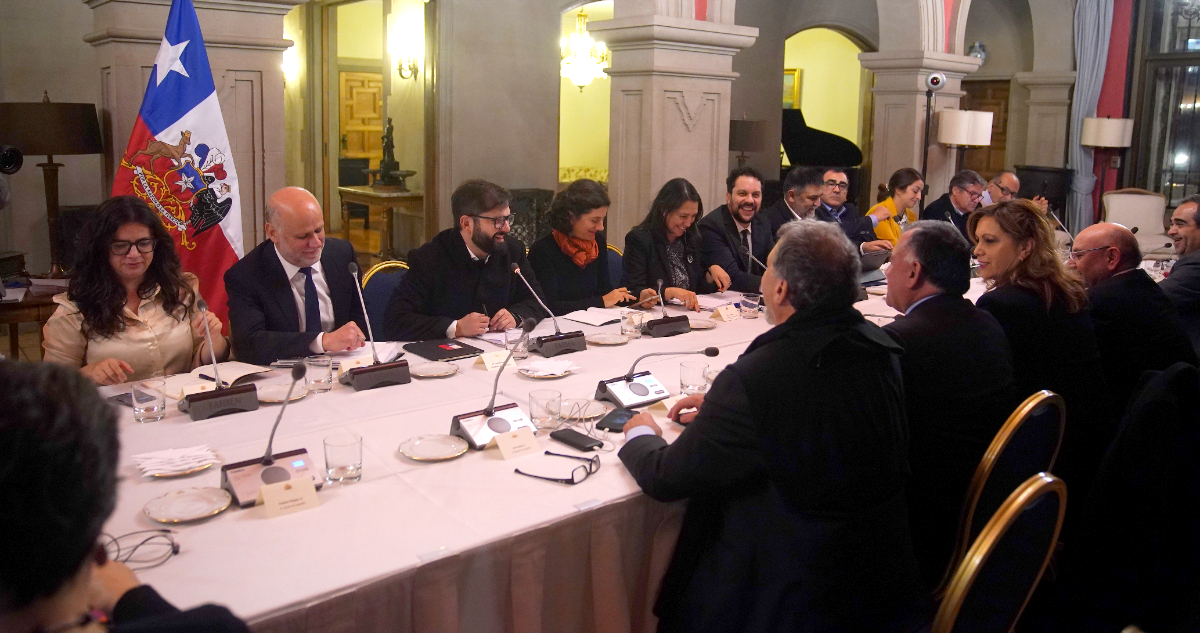 Etcheverry destaca “buen ánimo” en Cerro Castillo: Cuenta Pública y presencia DC marcan cónclave