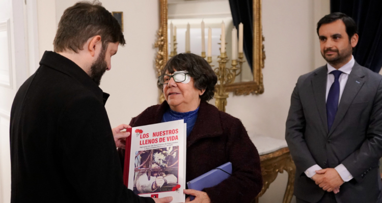 Gobierno entrega carpetas de calificación a familiares de víctimas de desaparición forzada