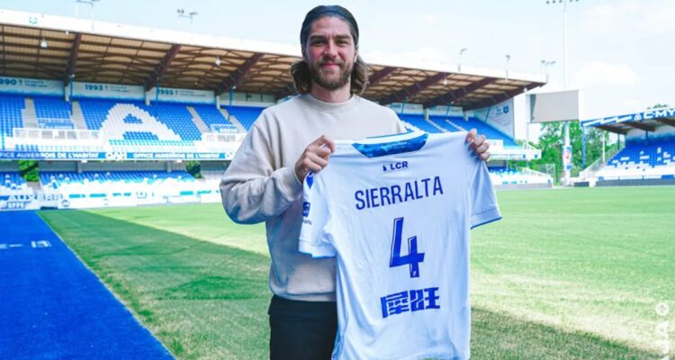 Francisco Sierralta fue presentado en el Auxerre de Francia.