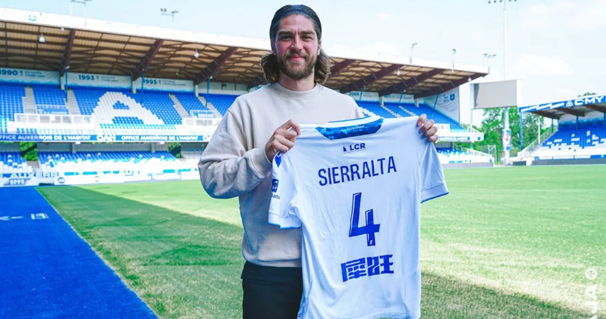 Francisco Sierralta fue presentado en el Auxerre de Francia.