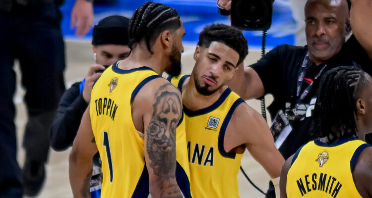 Haliburton y Obi Toppin celebran primer triunfo de Indiana en Finales de NBA