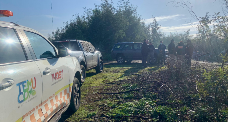 Vehículo municipal en sitio donde se concretó hallazgo del cadáver de un hombre en ribera norte del río Cautín