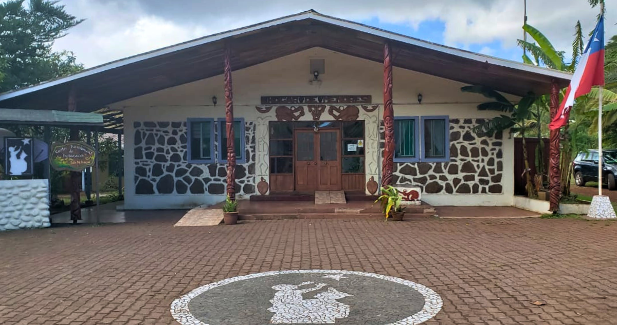 Menores expuestos a asbesto, hacinamiento y abandono: la crisis de Mejor Niñez en Isla de Pascua