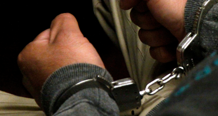 Hombre esposado por detención en Valdivia de excarabinero acusado de contrabando