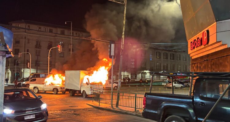 Vehículos incendiados durante asalto en Valparaíso.
