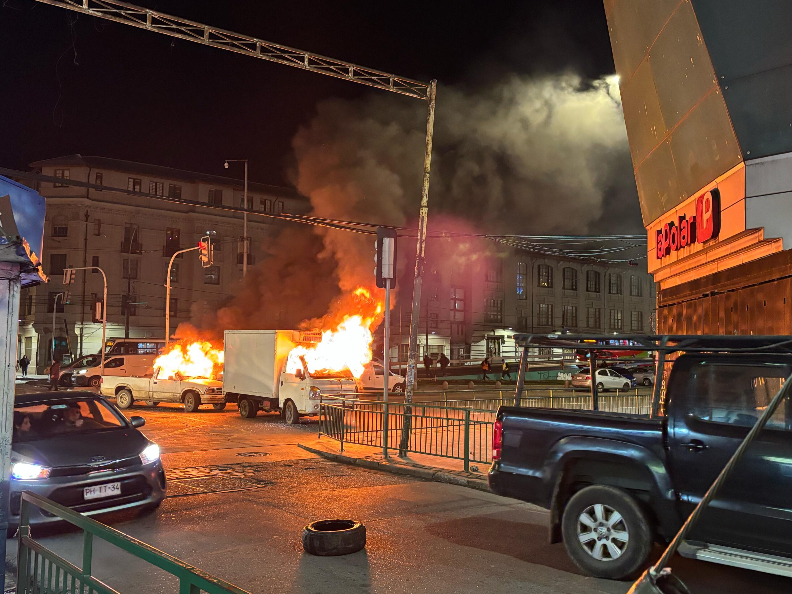 Vehículos incendiados durante asalto en Valparaíso.