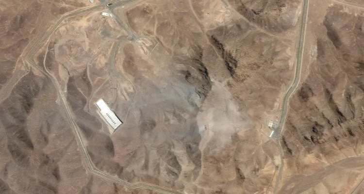 Imágenes satelitales muestran daños en instalaciones nucleares de Irán tras ataque de EEUU