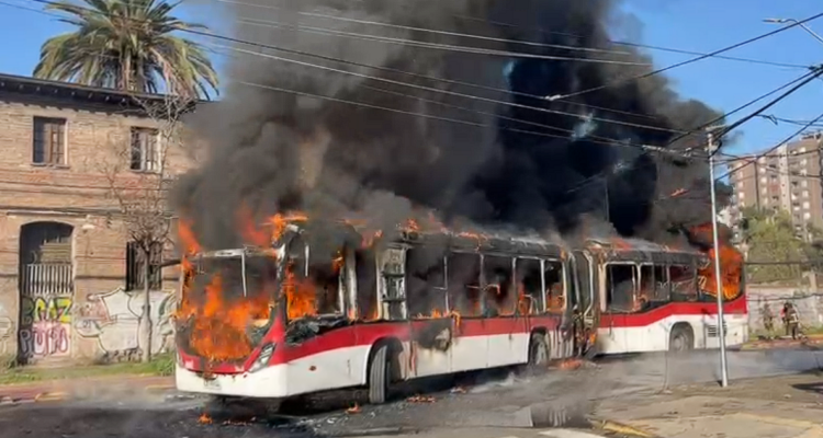 Encapuchados queman un bus RED en las cercanías del INBA