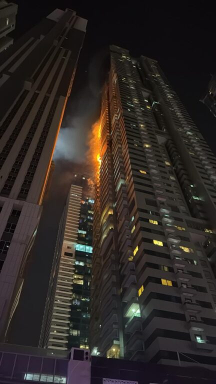 Voraz incendio en edificio de 67 pisos en Dubai obliga la evacuación de 3.800 personas