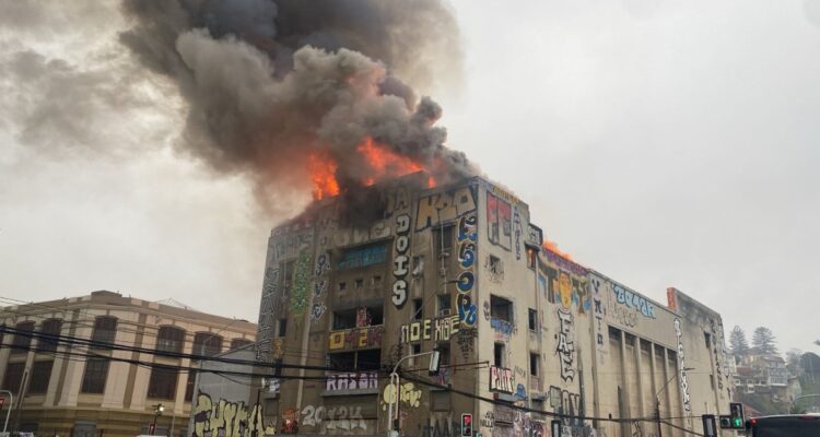 Incendio en ex Teatro Pacífico de Valparaíso