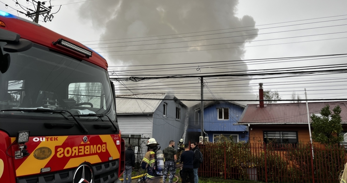 Incendio tras explosión por acumulación de gas en Valdivia