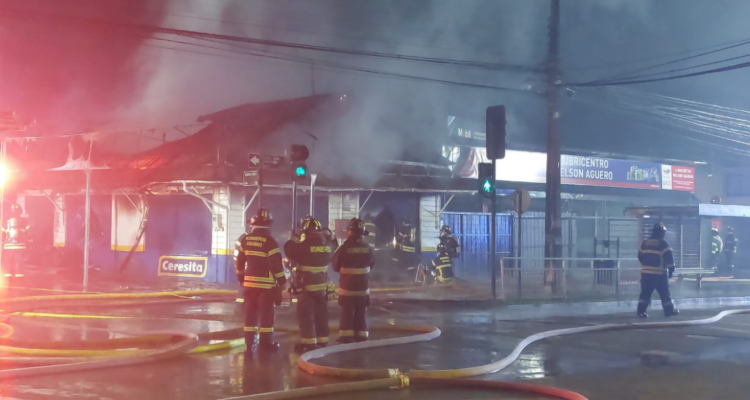 Bomberos combatiendo incendio de ferretería en Osorno