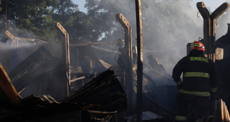 Tragedia en Maipú: Incendio deja un muerto y cuatro viviendas afectadas