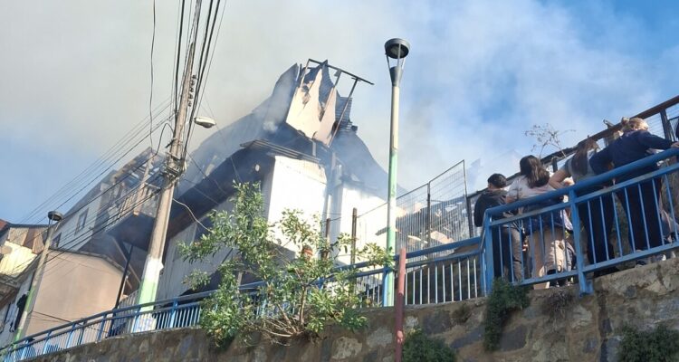 Casa incendiada en cerro El Litre.