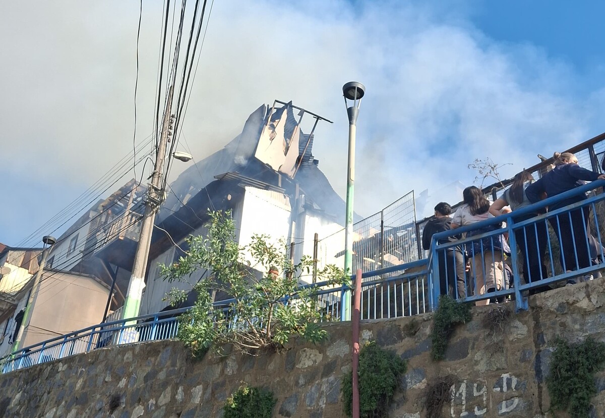 Casa incendiada en cerro El Litre.