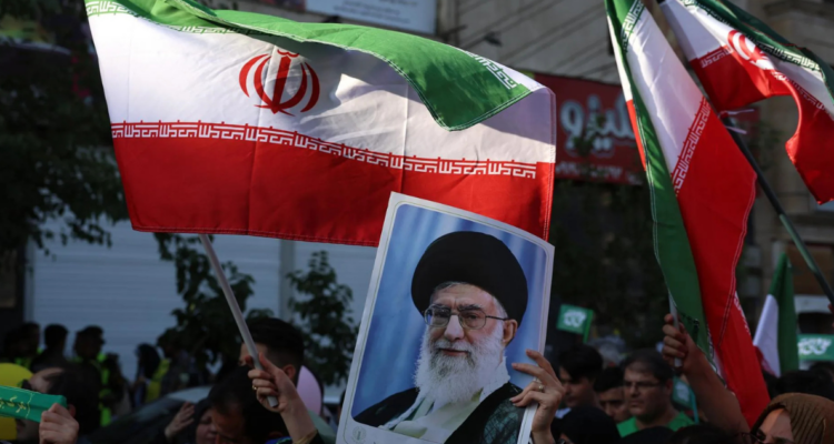 Un cartel del líder supremo iraní, el ayatolá Ali Jamenei, durante una manifestación antiisraelí en Teherán