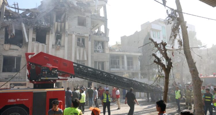 Daños en edificios en Teherán tras ataque.