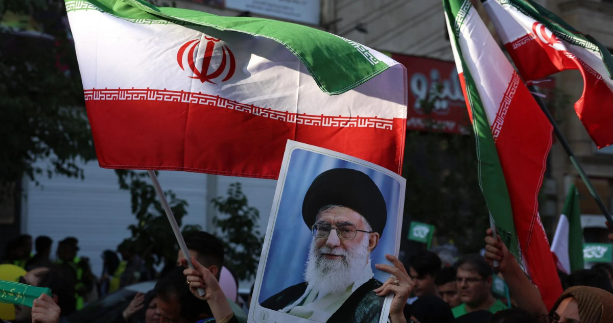 Un cartel del líder supremo iraní, el ayatolá Ali Jamenei, durante una manifestación antiisraelí en Teherán