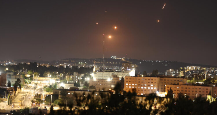 Israel alerta que “sirenas suenan” en el norte y centro del país por otro bombardeo de misiles de Irán