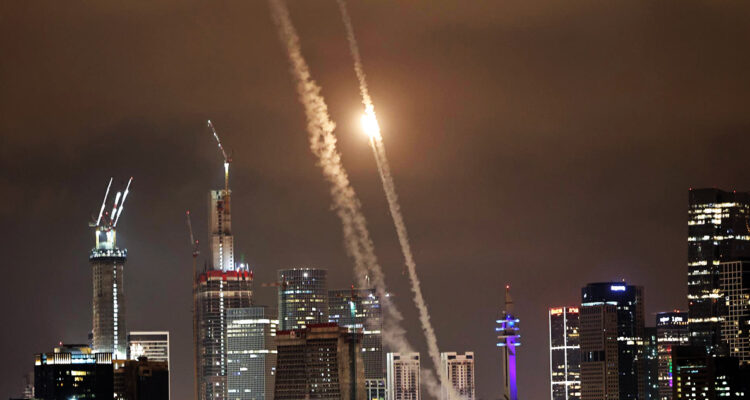 Irán lanza una nueva oleada de misiles mientras Israel bombardea Teherán