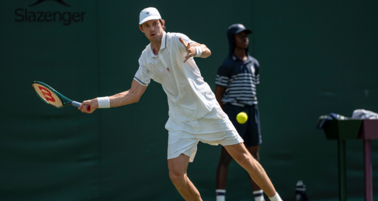 En el aire y con voltereta incluida: el puntazo de Jarry que decidió partido a su favor en Wimbledon