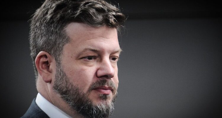 Kaiser reitera que no bajará su candidatura presidencial: “Especulación y rumores de letrina”